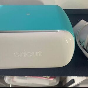 Cricut Cutting Machine - Blue and White